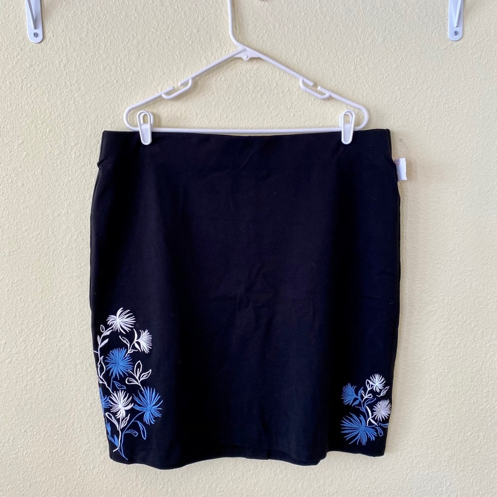 Roz & Ali knit skirt with embroidered flow…